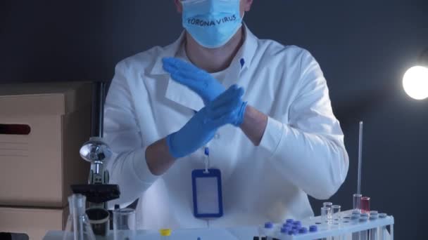 Wetenschapper Chemisch Laboratorium Toont Verbodsgebaar Met Zijn Handen Dokter Masker — Stockvideo