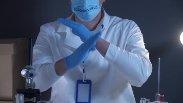 Médecin Laboratoire Avec Inscription Sur Masque Médical Arrête Coronavirus Concept — Video