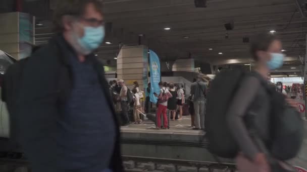 2021年8月21日 フランス モンパルナス フランスの鉄道ターミナル 鉄道駅の乗客は スーツケースと手荷物で駐車された列車に沿って歩きます Sncf鉄道Tgvステーション — ストック動画