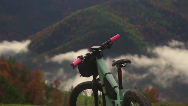 去年秋天 在巴伐利亚阿尔卑斯山的高山上 电动自行车矗立在云彩之上 色彩艳丽的山地自行车与德国阿尔卑斯山的对决比云还高 主题通过电子循环在高山上传播 — 图库视频影像