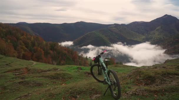 Електричний Велосипед Стоїть Високій Горі Над Хмарами Восени Баварських Альпах — стокове відео
