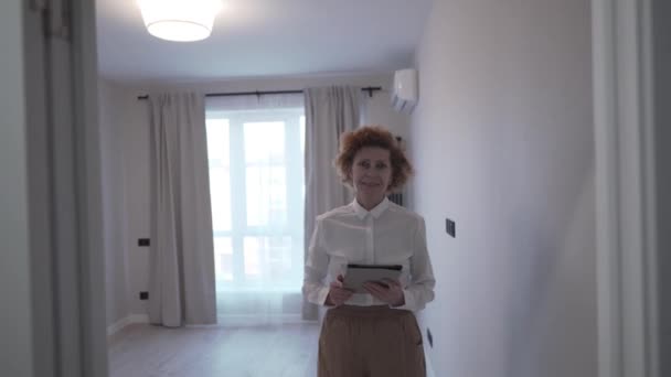 Femeia Stil Afaceri Îmbrăcată Cămașă Albă Zâmbește Face Prezentarea Apartamentului — Videoclip de stoc