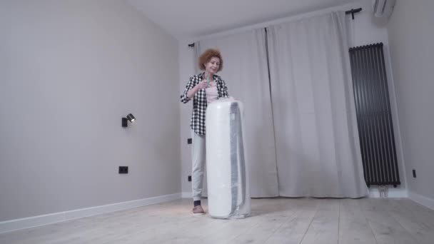 Starší Žena Vybaluje Nové Matrace Při Stěhování Nového Bytu Šťastná — Stock video