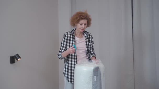 Stará Žena Koupila Novou Matraci Vybaluje Továrního Balíčku Novém Prázdném — Stock video