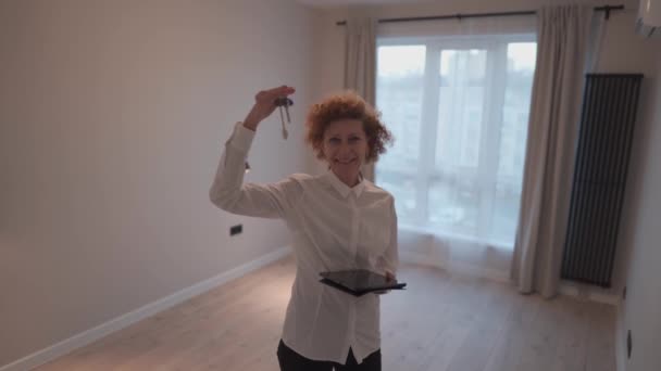 Immobilienmaklerin Steht Leerem Haus Schlüssel Der Hand Frau Verkauft Eigentum — Stockvideo
