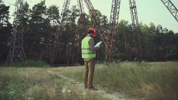 Industriingenjör Med Surfplatta För Arbete Vid Elkraftverk Specialist Undersöker Högspänningsnät — Stockvideo