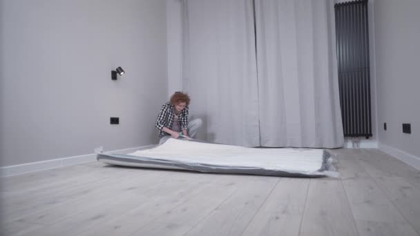 Зріла Жінка Розпаковує Новий Ліжковий Матрац Переходячи Нову Квартиру Щаслива — стокове відео