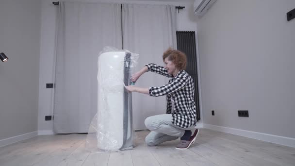 Topic Moving New Apartment Elderly Woman Unpacks New Polyethylene Orthopedic — Stock Video
