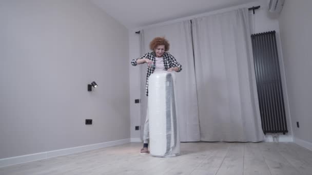 Ευτυχισμένη Ενήλικη Γυναίκα Ξεπακετάρει Νέο Ορθοπεδικό Στρώμα Ξεπακετάρισμα Στρώμα Ψαλίδι — Αρχείο Βίντεο