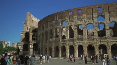 10 Ekim 2023. Roma, İtalya. İtalya, Roma 'da kolezyum ya da kolezyum. Ünlü antik Roma anıtı, dünyanın simgesi. Roma Kolezyumu 'nun dışında Roma şehrini ziyaret eden turistler var.. 