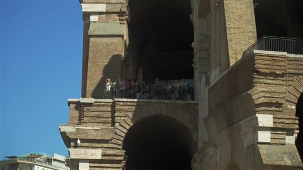 2023年10月10日 ローマ イタリア ローマ イタリアのコロッセオまたはコロシアム 有名な古代ローマの記念碑 世界のランドマーク ローマの街を訪れる観光客とローマのコロッセオの外観 — ストック動画