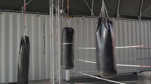 Utomhus Gym För Strid Och Boxning Med Hängande Punching Säckar — Stockvideo