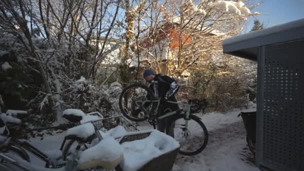 Ciclista Hombre Cepilla Bicicleta Invierno Patio Trasero Antes Llevarla Espacio — Vídeo de stock