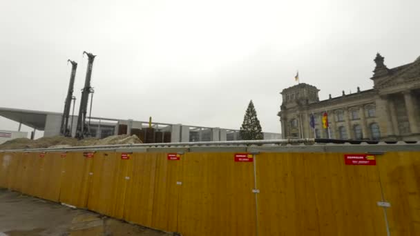 德国柏林 德国联邦议院在建筑屏障后面 整修工程的资金 德国国旗的国会大厦 德国柏林议会大厦 — 图库视频影像