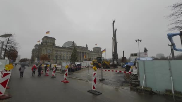 2023年12月24日 德国柏林 德国联邦议院在建筑屏障后面 整修工程的资金 德国国旗的国会大厦 德国柏林议会大厦 — 图库视频影像