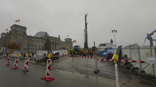 Berlín Německo Deutsche Bundestag Stavební Bariérou Plot Pro Renovační Práce — Stock video