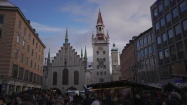 11 Aralık 2022. Münih. Almanya. Marienplatz 'da. Neue Rathaus 'un altındaki Münih Noel Pazarı' nda kalabalık var. Munchen merkez meydanında tatiller. Avrupa 'da Noel alışverişi. 