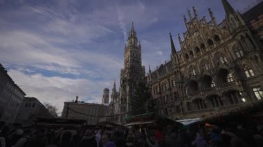11 Aralık 2022. Münih. Almanya. Marienplatz 'da. Marienplatz 'da geleneksel Noel pazarı. Hafta sonu belediye binasına bakan kalabalık bir yer. Christkindlmarkt, Marienplatz Noel Pazarı