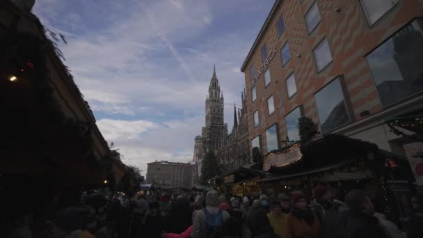 2022年12月11日 慕尼黑 Marienplatz 在慕尼黑圣诞市场Neues Rathaus下面的人群 在蒙臣中心广场度假 欧洲的圣诞节购物 — 图库视频影像