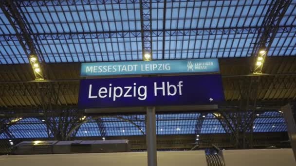 Lipcse Németország Lipcse Hauptbahnhof Innen Abend Zur Weihnachtszeit Leipziger Hauptbahnhof — Stock videók