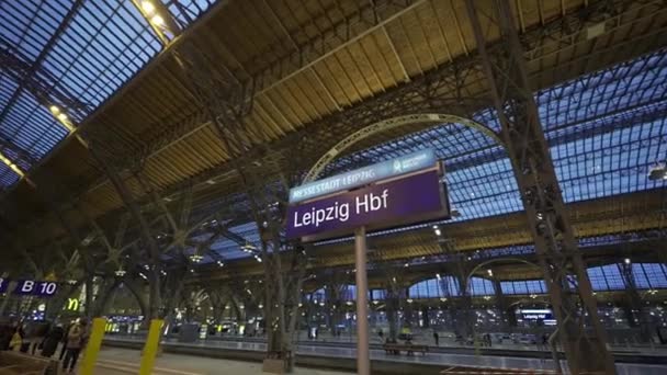 December 2023 Leipzig Duitsland Leipzig Hauptbahnhof Innen Abend Zur Weihnachtszeit — Stockvideo