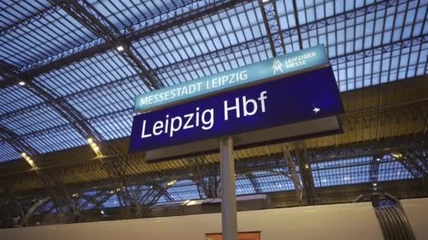 December 2023 Leipzig Duitsland Leipzig Hauptbahnhof Innen Abend Zur Weihnachtszeit — Stockvideo
