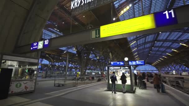 Dezembro 2023 Leipzig Alemanha Leipzig Hauptbahnhof Innen Abend Zur Weihnachtszeit — Vídeo de Stock