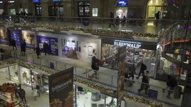 2023年12月23日德国莱比锡 莱比锡 Hauptbahnhof Innen Abend Zur Weihnachtszeit 莱比锡 霍普巴赫霍夫 韦伊纳什特洛维奇 — 图库视频影像