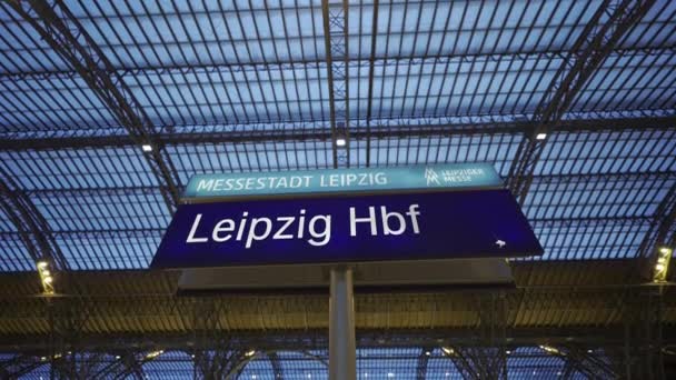 Leipzig Germany Leipzig Hauptbahnhof Innen Abend Zur Weihnachtszeit Leipziger Hauptbahnhof — Stock Video