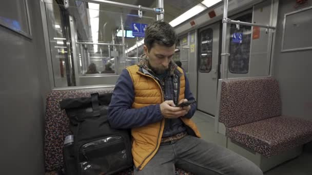 Člověk Jezdí Metrem Berlíně Používá Smartphone Muž Chytrým Telefonem Vlaku — Stock video