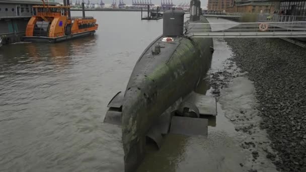 2023年12月31日 ハンブルク ドイツ Bootミュージアムハンブルク 434 ハンバーガー ハーフェン セントパウリの魚市場近くのエルベ川の岸にあるロシアの潜水艦U 434 サブマリン — ストック動画