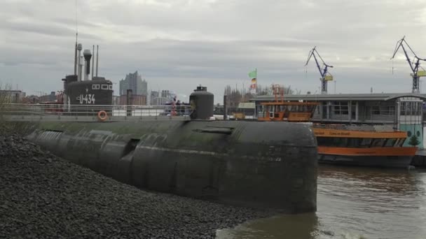 2023年12月31日 ハンブルク ドイツ Bootミュージアムハンブルク 434 ハンバーガー ハーフェン セントパウリの魚市場近くのエルベ川の岸にあるロシアの潜水艦U 434 サブマリン — ストック動画