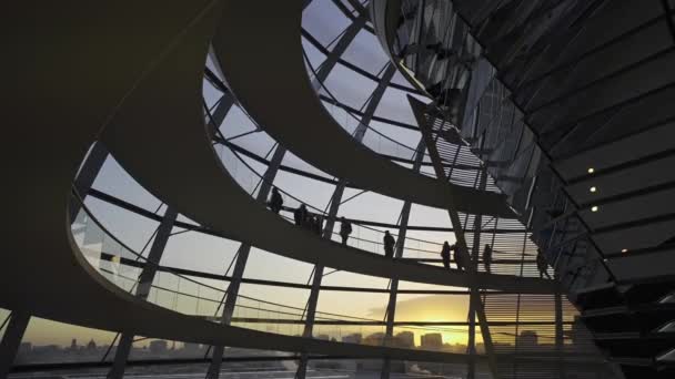 Berlin Reichstagskuppel Morgengrauen Wendeltreppe Innerhalb Der Glaskuppel Des Bundestages Berlin — Stockvideo