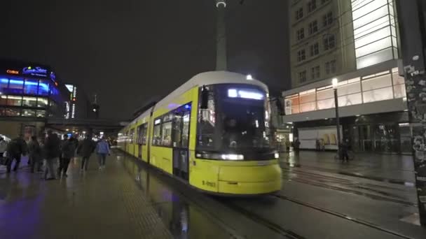 Dezember 2023 Berlin Alexanderplatz Abend Menschen Touristen Und Öffentliche Verkehrsmittel — Stockvideo