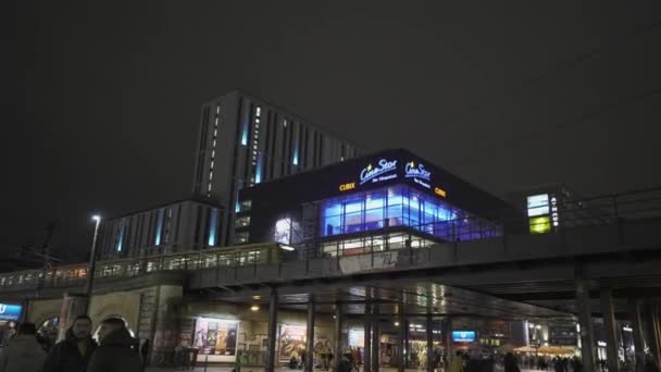 Dezembro 2023 Berlim Alemanha Alexanderplatz Praça Noite Pessoas Turistas Transportes — Vídeo de Stock