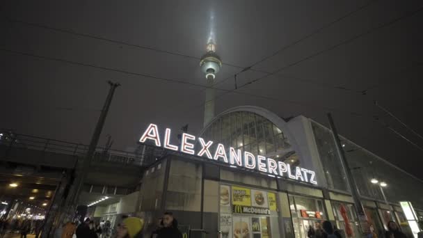 Dezembro 2023 Berlim Alemanha Alexanderplatz Praça Noite Pessoas Turistas Transportes — Vídeo de Stock