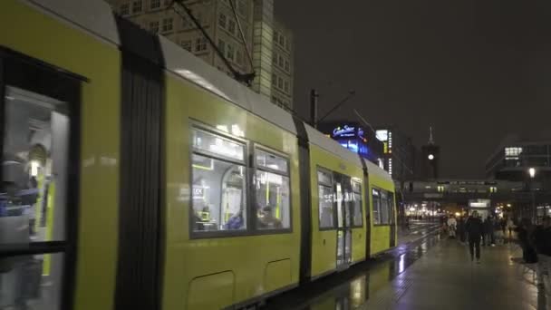 Dezember 2023 Berlin Alexanderplatz Abend Menschen Touristen Und Öffentliche Verkehrsmittel — Stockvideo