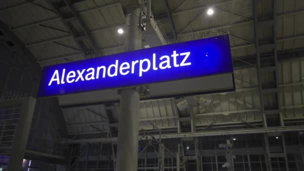 Diciembre 2023 Berlín Alemania Bahnhof Alexanderplatz Por Noche Estación Tren — Vídeo de stock