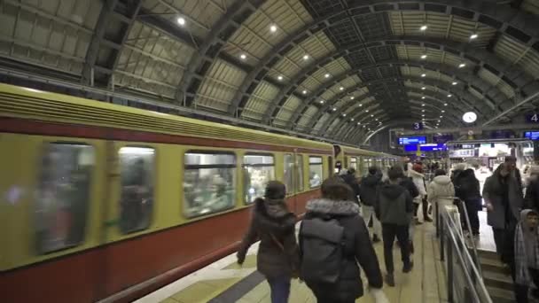 Dicembre 2023 Berlino Germania Bahnhof Alexanderplatz Serata Stazione Ferroviaria Nel — Video Stock