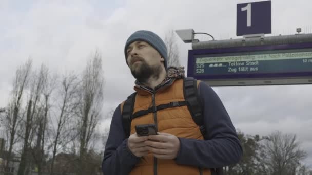 Cancelación Trenes Alemania Hombre Esperando Largo Retraso Del Tren Cercanías — Vídeo de stock
