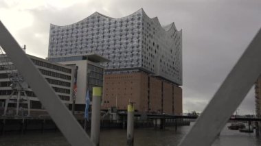 Hamburg, Almanya. Hamburg, Deutschland 'daki Elbphilharmonie konser salonu ve oteli. Elphi Konzerthaus im Stadtteil HafenCity liegt am rechten Ufer der Norderelbe. Elbe Filarmoni. 