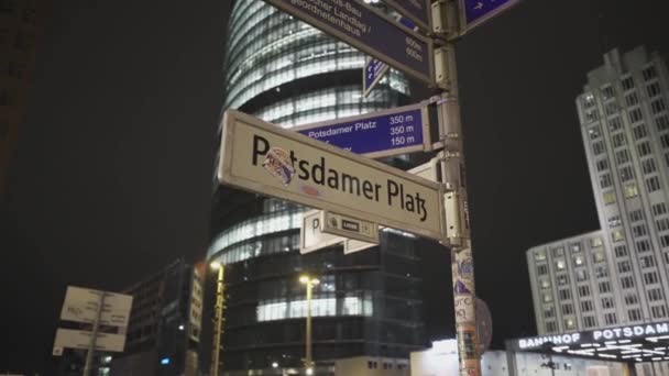 德国柏林 波茨达默 普拉斯 柏林在晚上 波茨达默广场的夜市天际线夜市 摩天大楼 市区的交通 新的现代金融区 — 图库视频影像