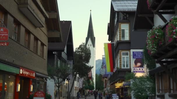 2023年9月20日 オーバーストドルフ アレゲエアルプス オルガヴァル バイエルン ドイツ バイエルンアルプス南部の小さな町を歩いている オーバーストドルフ市内中心部の観光客と観光客 — ストック動画