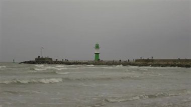Baltık Denizi 'ndeki Rostock limanına giriş. Deniz feneri Molenfeuer Westmole, Warnemunde, Rostock, Mecklenburg-Vorpommern, Almanya. Gruner Leuchtturm Warnemunde Rostock Deutschland 'da. 