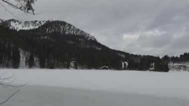 Kışın Spitzingsee Gölü Bavyera, Almanya 'da dondurucu bulutlu havada kar ve buzla kaplıdır. Spitzingsee, Schlierseer Berge 'deki Bavyera Alplerinde bir dağ gölü. 