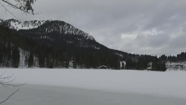 Lago Spitzingsee Inverno Coberto Com Neve Gelo Tempo Nublado Congelante — Vídeo de Stock