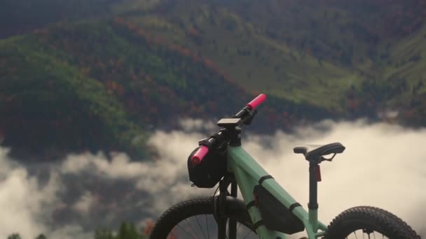 Bicicleta Eléctrica Encuentra Alta Montaña Por Encima Las Nubes Otoño — Vídeos de Stock