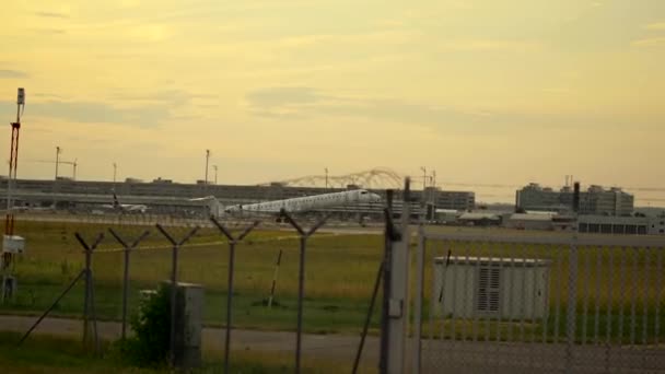 Pesawat Lepas Landas Dari Bandara Munich Jerman Saat Matahari Terbenam — Stok Video