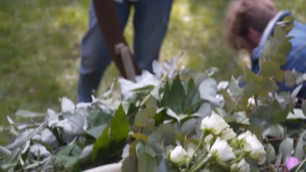 Virágosok Lovagolni Díszíteni Virágokkal Boltív Esküvői Szertartás Lakberendezők Dolgoznak Eseményen — Stock videók