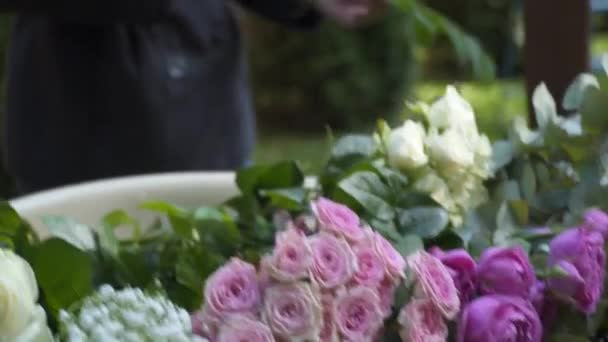 Kwiaciarnie Zamontować Ozdobić Łukiem Kwiatów Ceremonii Ślubnej Dekoratorzy Pracujący Imprezach — Wideo stockowe